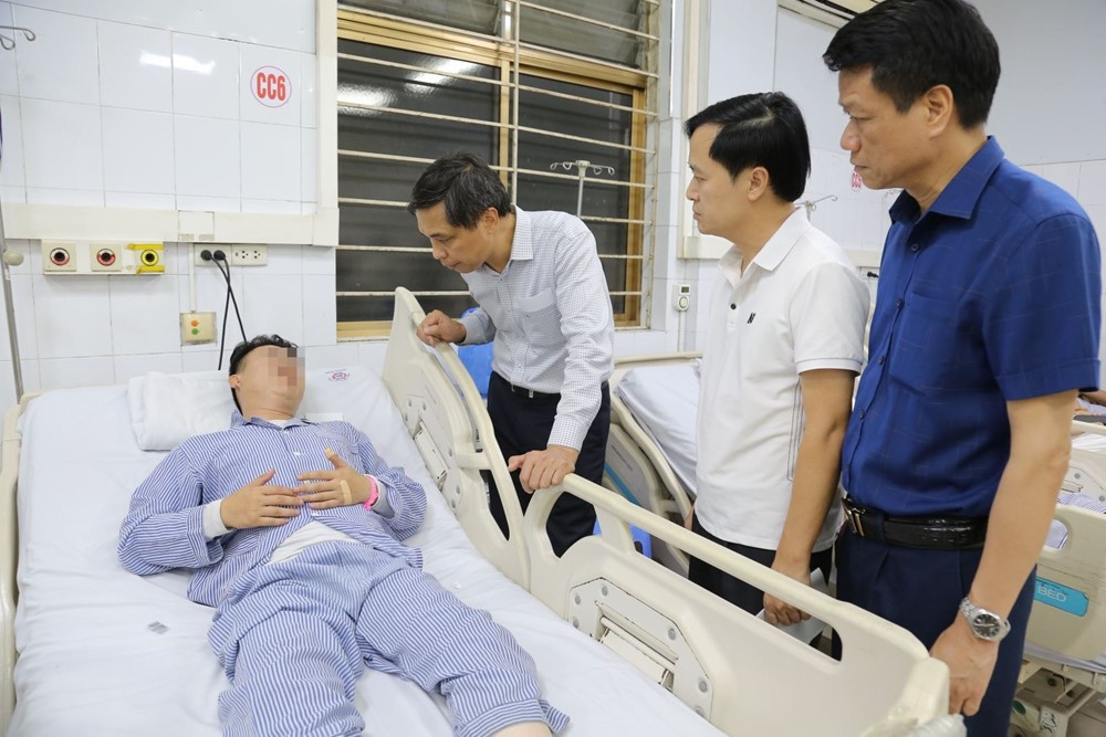 Bệnh viện kích hoạt ‘báo động đỏ’, huy động khẩn 5 xe cứu thương cùng 150 y bác sĩ cấp cứu nạn nhân vụ lật tàu ở Quảng Ninh - ảnh 3