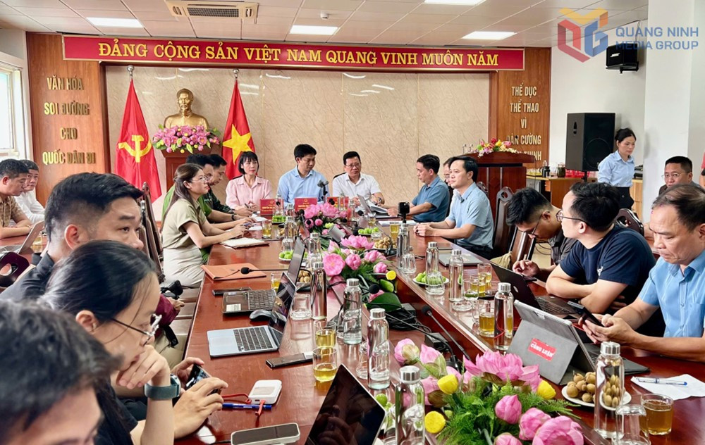 Tin mới về vụ lật tàu du lịch ở Quảng Ninh: Tỉnh định hướng sẽ nhận đỡ đầu những trẻ mồ côi - ảnh 1