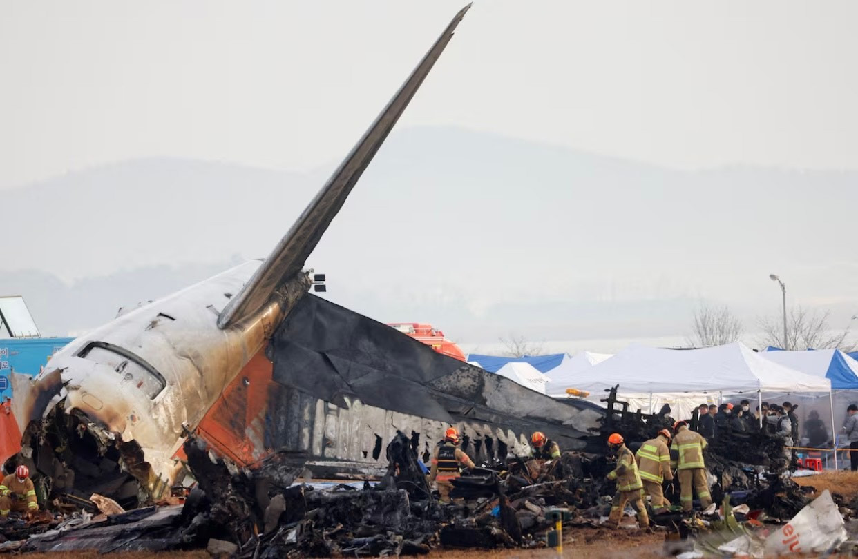 Hiện trường vụ tai nạn máy bay Jeju Air. (Ảnh: Reuters) img-9389.jpg