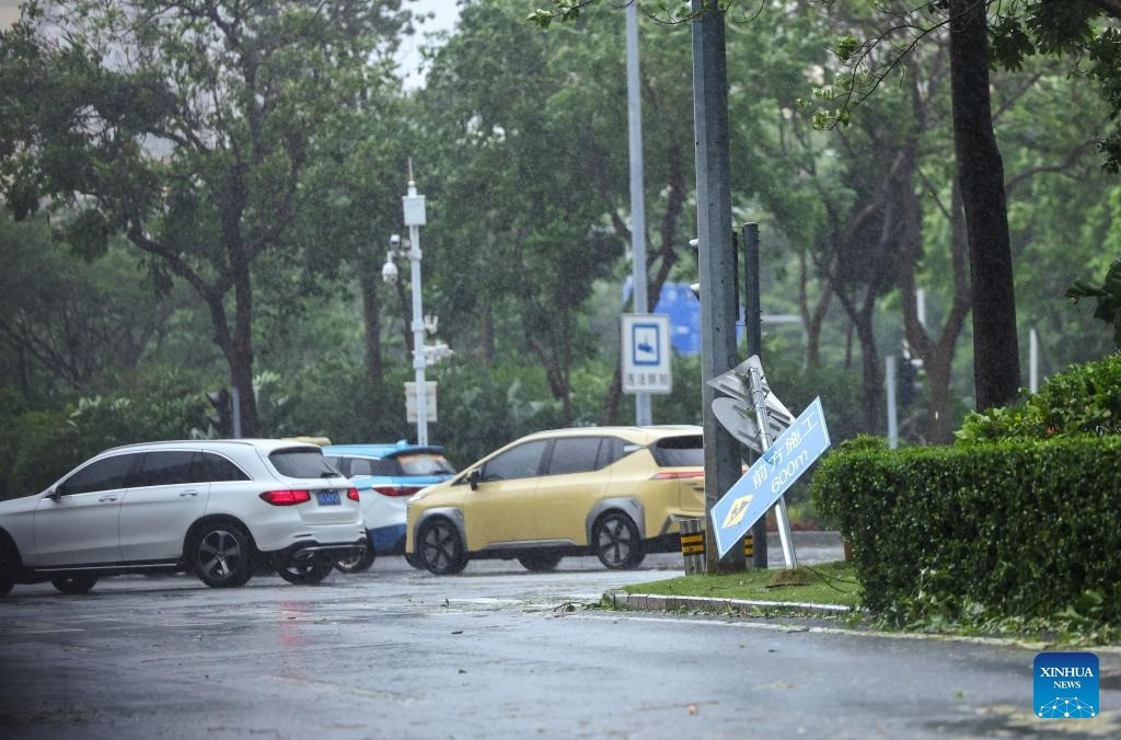 Một biển báo giao thông bị đổ tại quận Nam Sơn, thành phố Thâm Quyến, tỉnh Quảng Đông. (Ảnh: Tân Hoa Xã) 15094332247323933283.jpg