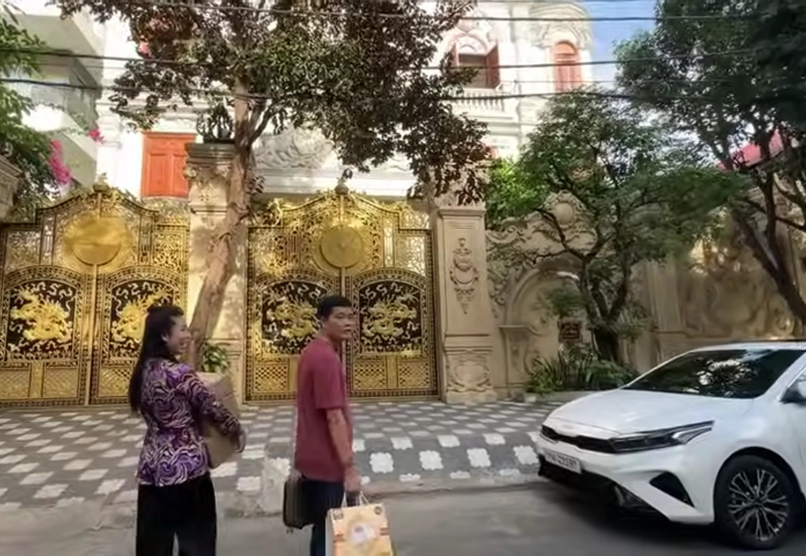 Dinh thự nghìn tỷ của ‘bà tám’ Long Nhật: Nội thất cầu kỳ từ gỗ quý, thiết kế như hoàng gia- Ảnh 1.