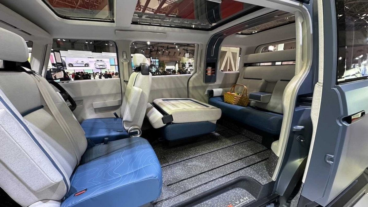 Toyota sắp trình làng minivan 2 phiên bản động cơ, thiết kế khiến dân cắm trại mê mẩn