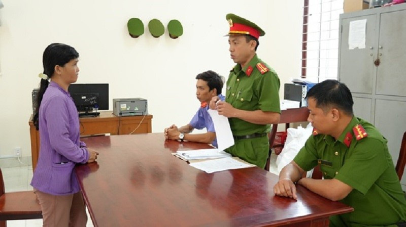 Bắt Nguyễn Thị Oanh, thu giữ 4 chỉ vàng 24K cùng hơn 21 triệu tiền mặt - ảnh 1
