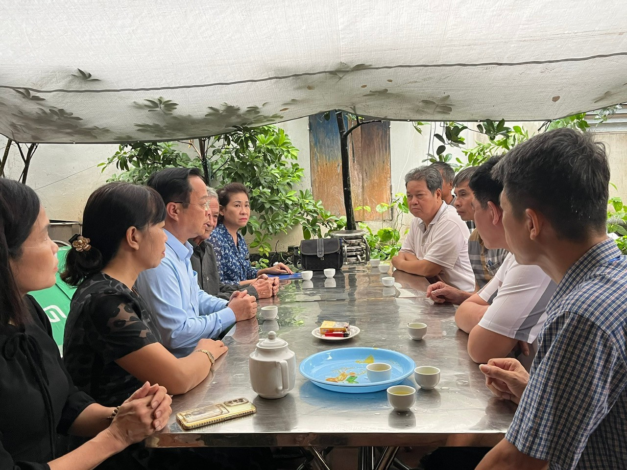 Lãnh đạo Sở GD&ĐT Hà Nội thăm hỏi, động viên, chia sẻ với người thân của các gia đình học sinh gặp nạn. tham.jpg