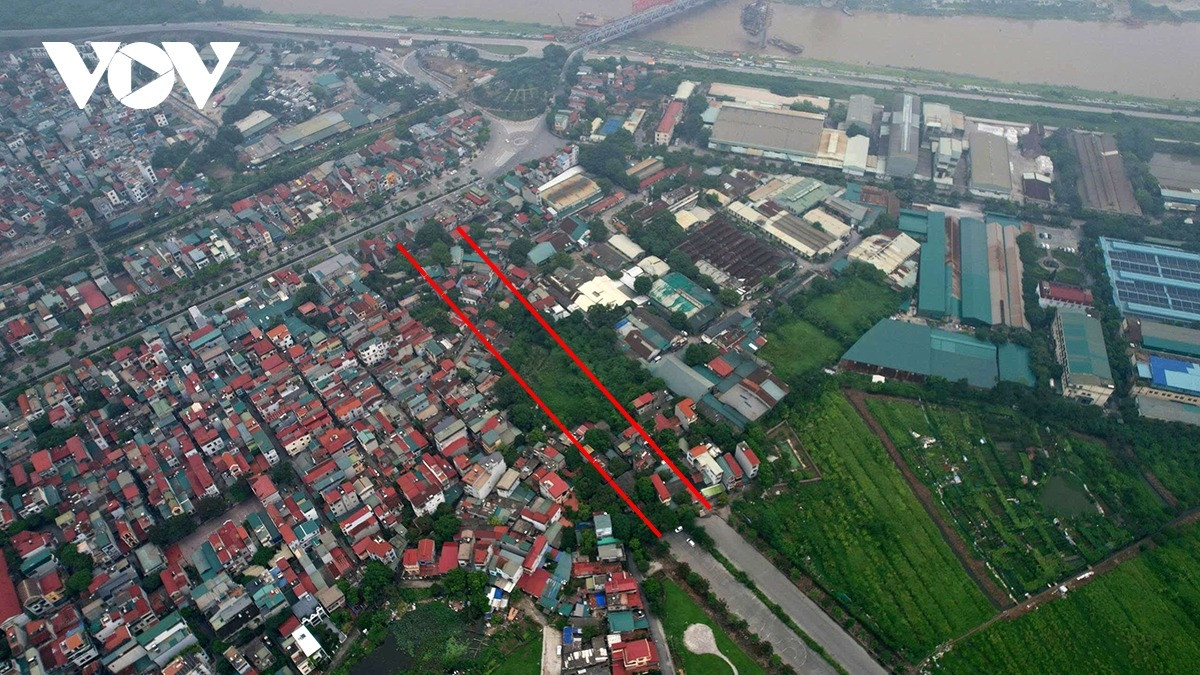 Tuyến đường hơn 20 năm đắp chiếu giữa Thủ đô: Đầy cỏ dại, thường xuyên ngập úng, người dân mong sớm được đền bù- Ảnh 1. Tuyến đường hơn 20 năm đắp chiếu giữa Thủ đô: Đầy cỏ dại, thường xuyên ngập úng, người dân mong sớm được đền bù- Ảnh 1.