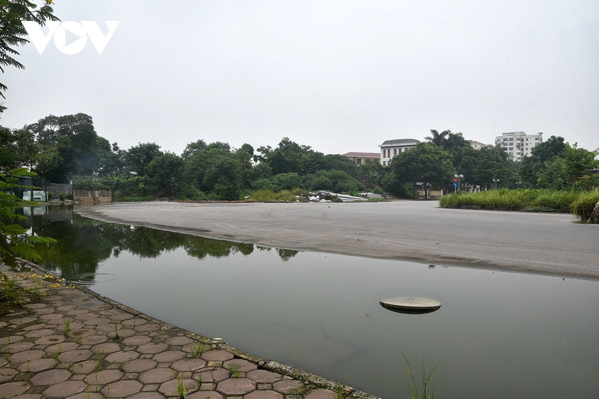 Tuyến đường hơn 20 năm đắp chiếu giữa Thủ đô: Đầy cỏ dại, thường xuyên ngập úng, người dân mong sớm được đền bù- Ảnh 3. Tuyến đường hơn 20 năm đắp chiếu giữa Thủ đô: Đầy cỏ dại, thường xuyên ngập úng, người dân mong sớm được đền bù- Ảnh 3.