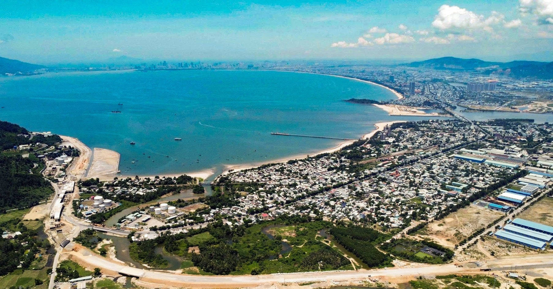 Khu thương mại tự do đầu tiên của Việt Nam: 5 vị trí sẽ được ưu tiên thủ tục đất đai- Ảnh 1. Khu thương mại tự do đầu tiên của Việt Nam: 5 vị trí sẽ được ưu tiên thủ tục đất đai- Ảnh 1.
