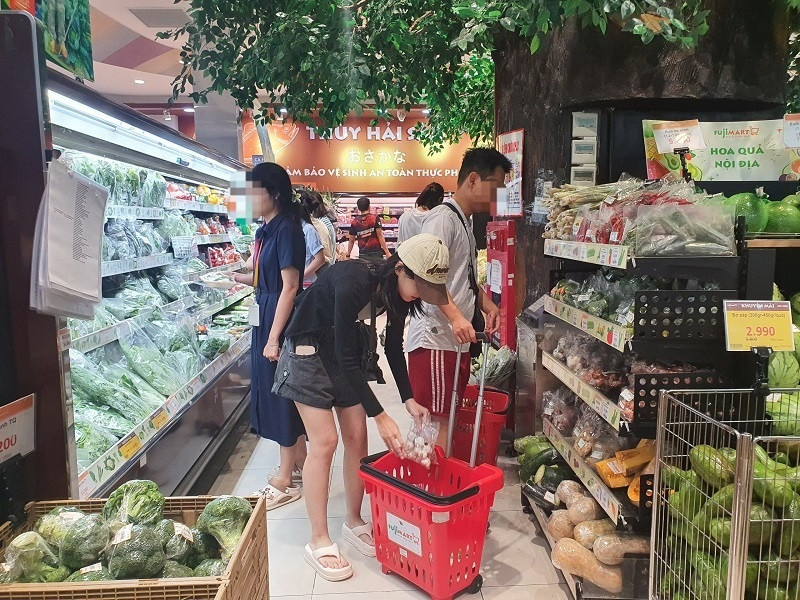 Hà Nội trước giờ bão Wipha đổ bộ: Giá rau bật tăng, tâm lý người dân ra sao?