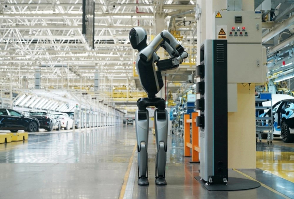 Chấn động: Xuất hiện robot hình người có thể tự thay pin trong 3 phút, hoạt động 24/7 không cần nghỉ - ảnh 1