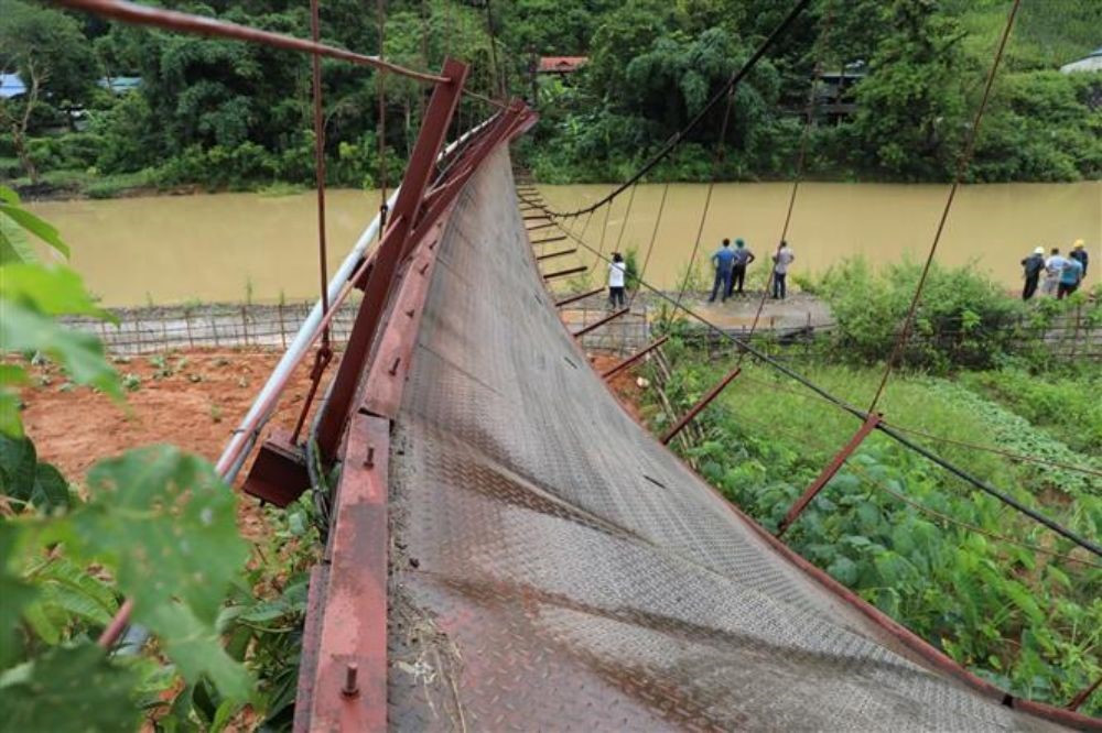 Lật cầu treo, ô tô lao thẳng xuống sông - ảnh 1