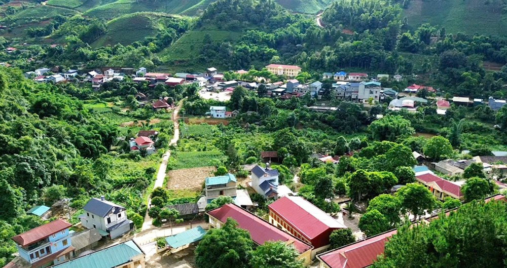 Xã nhỏ 14.000 dân ẩn mình giữa lòng hồ thủy điện lớn nhất Đông Nam Á - ảnh 1