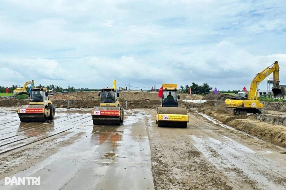 Nhận lệnh từ Thủ tướng, huy động gần 1.000 kỹ sư, công nhân 'vượt nắng thắng mưa' quyết đưa dự án trong cao tốc 44.000 tỷ về đích cuối năm - ảnh 3