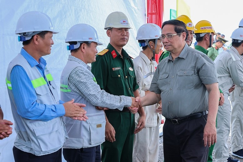 Nhận lệnh từ Thủ tướng, huy động gần 1.000 kỹ sư, công nhân 'vượt nắng thắng mưa' quyết đưa dự án trong cao tốc 44.000 tỷ về đích cuối năm - ảnh 2