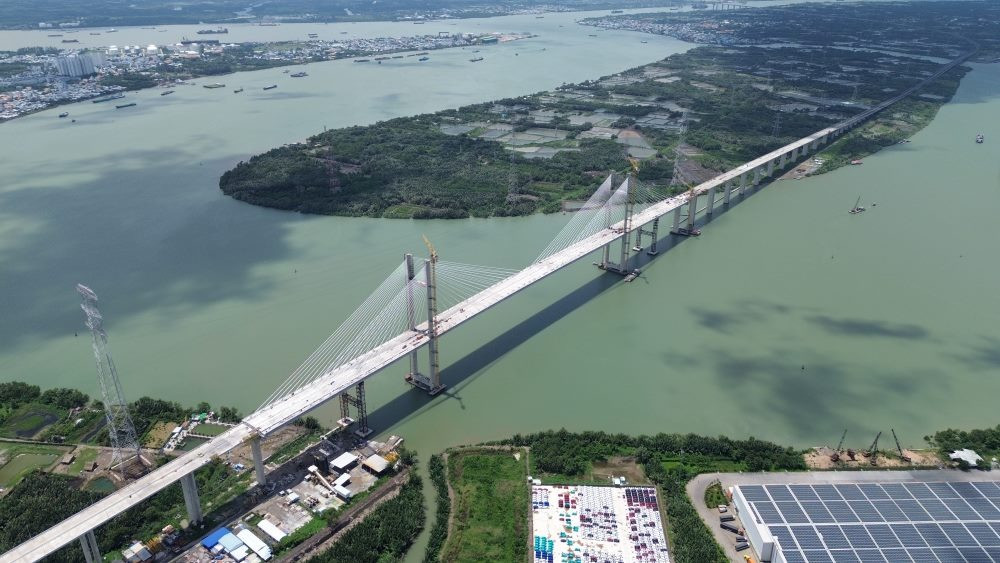 Chỉ 2 tháng nữa, cầu dây văng có tĩnh không cao nhất Việt Nam sẽ ‘cán đích’- Ảnh 1. Chỉ 2 tháng nữa, cầu dây văng có tĩnh không cao nhất Việt Nam sẽ ‘cán đích’- Ảnh 1.