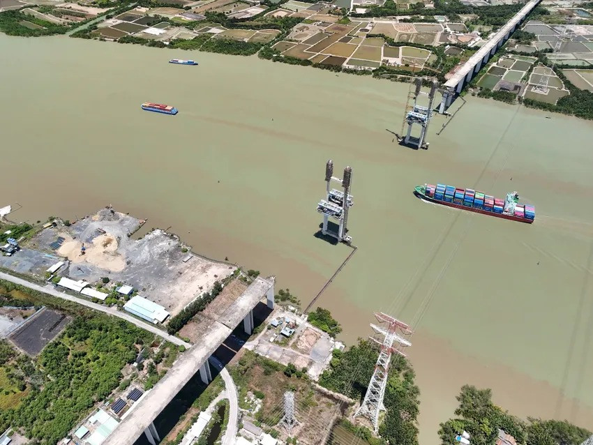 Chỉ 2 tháng nữa, cầu dây văng có tĩnh không cao nhất Việt Nam sẽ ‘cán đích’- Ảnh 3. Chỉ 2 tháng nữa, cầu dây văng có tĩnh không cao nhất Việt Nam sẽ ‘cán đích’- Ảnh 3.