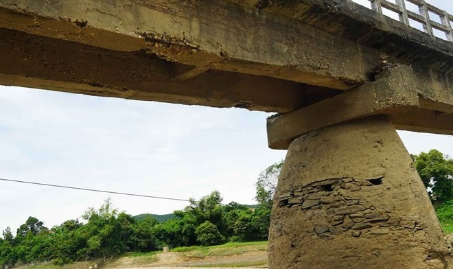 Cầu hơn 30 năm tuổi có thể đổ sập bất cứ lúc nào: Lộ cốt thép, lan can gãy vụn- Ảnh 2. Cầu hơn 30 năm tuổi có thể đổ sập bất cứ lúc nào: Lộ cốt thép, lan can gãy vụn- Ảnh 2.