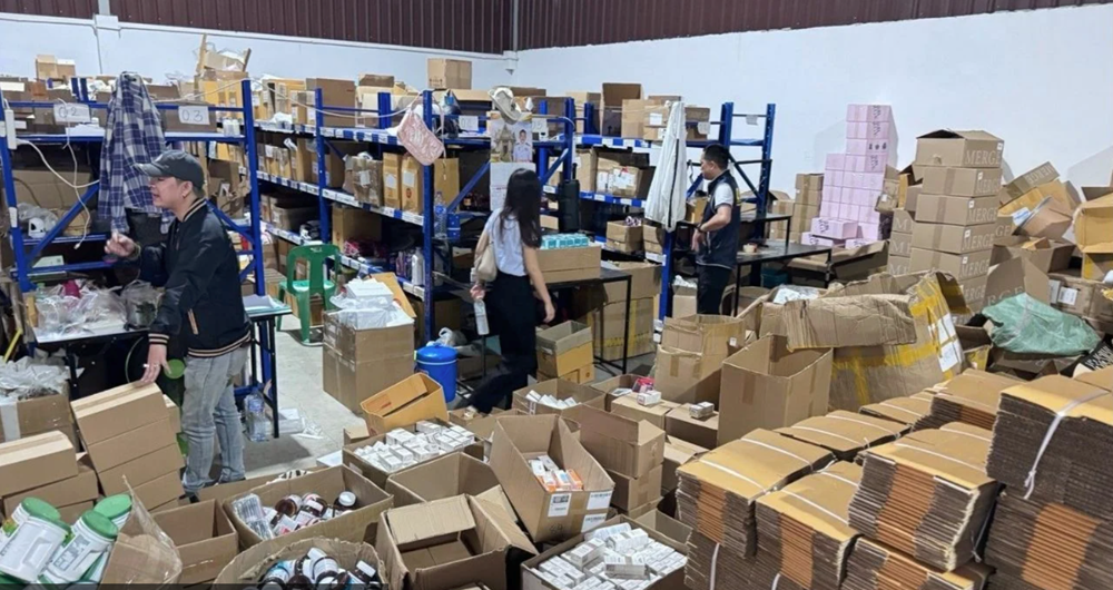 Triệt phá loạt kho hàng giả online, thu giữ hơn 700.000 sản phẩm vitamin, mỹ phẩm giả chứa chất độc hại nhái nhiều thương hiệu nổi tiếng - ảnh 1