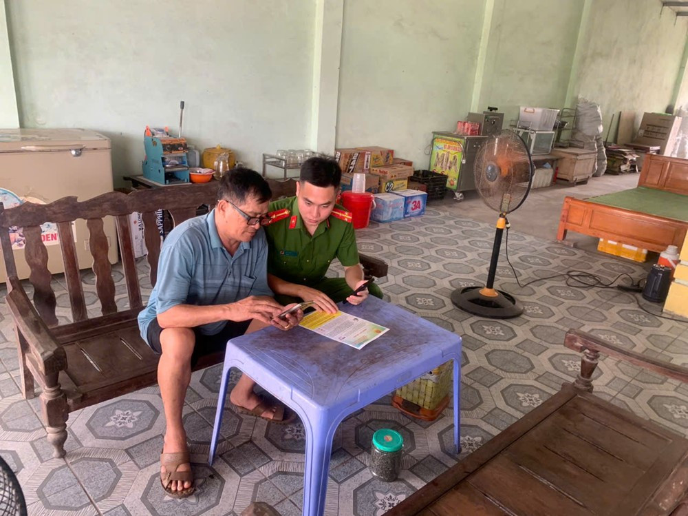 Ông T. chuẩn bị đến ngân hàng chuyển tiền thì người thân trình báo, công an xã lập tức đến nhà làm việc - ảnh 1
