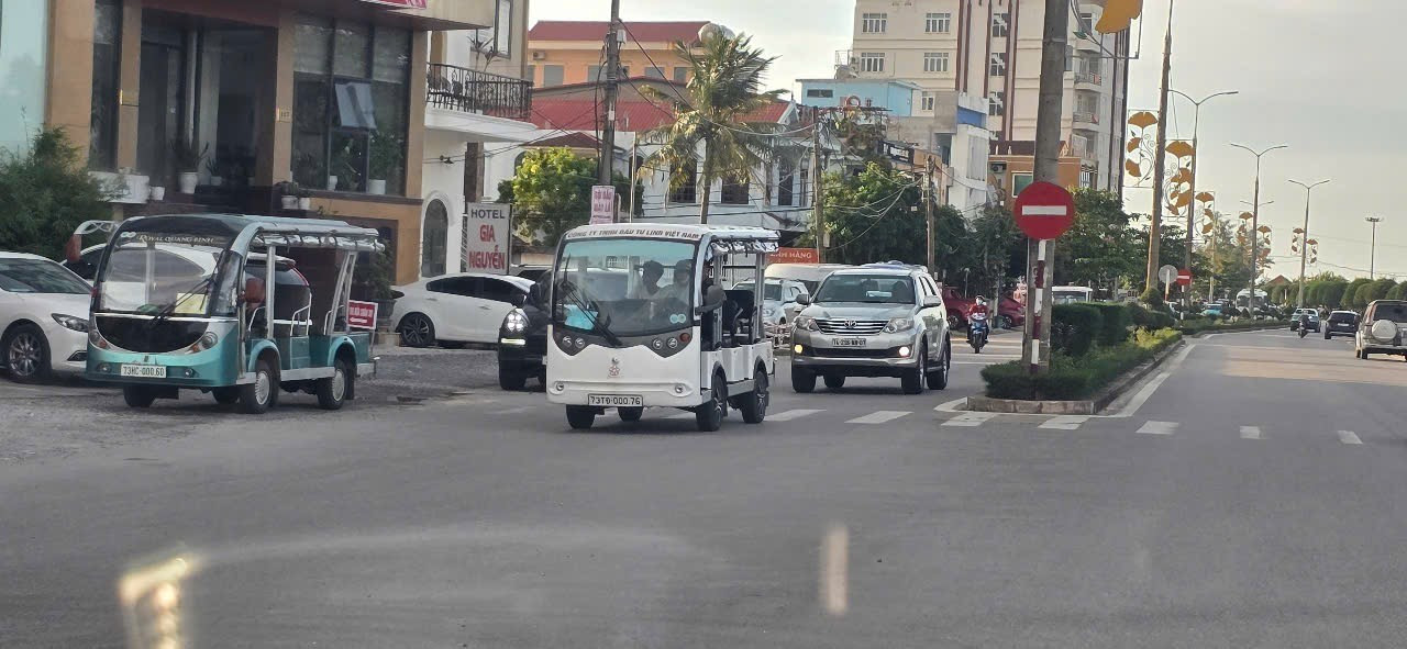 Xe điện 4 bánh chở khách du lịch từ lâu đã trở thành một nét riêng của Đồng Hới. img-2596.jpg