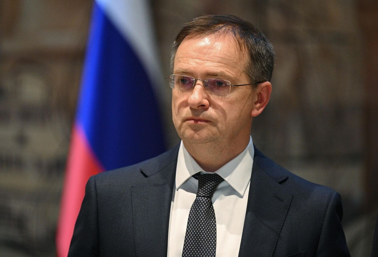 Trưởng phái đoàn Nga - Trợ lý tổng thống Vladimir Medinsky. (Ảnh: Sputnik) 1122226185-0030122047-1440x900-8.jpg