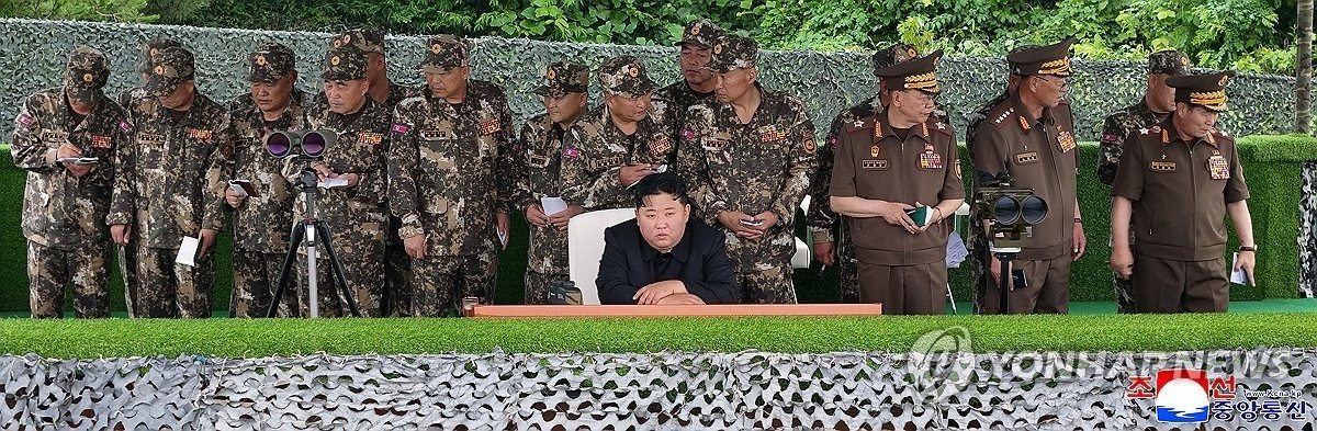 Cùng tham dự sự kiện này với Chủ tịch Kim có Phó Chủ tịch Quân ủy Trung ương Pak Jong-chon, Bộ trưởng Quốc phòng No Kwang-chol và Tổng Tham mưu trưởng Quân đội Nhân dân Triều Tiên Ri Yong-gil. (Ảnh: Yonhap) pyh2025072400670031500-p4.jpg