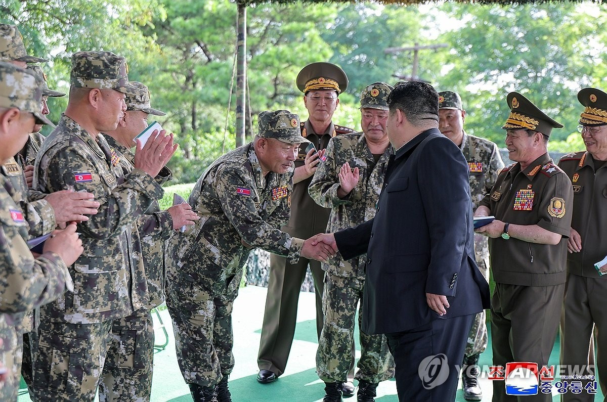Theo Hãng thông tấn trung ương Triều Tiên (KCNA), trong cuộc diễn tập, các đơn vị tham gia đã được lệnh tấn công một mục tiêu trên biển trong thời gian giới hạn. (Ảnh: Yonhap) pyh2025072400750031500-p4.jpg