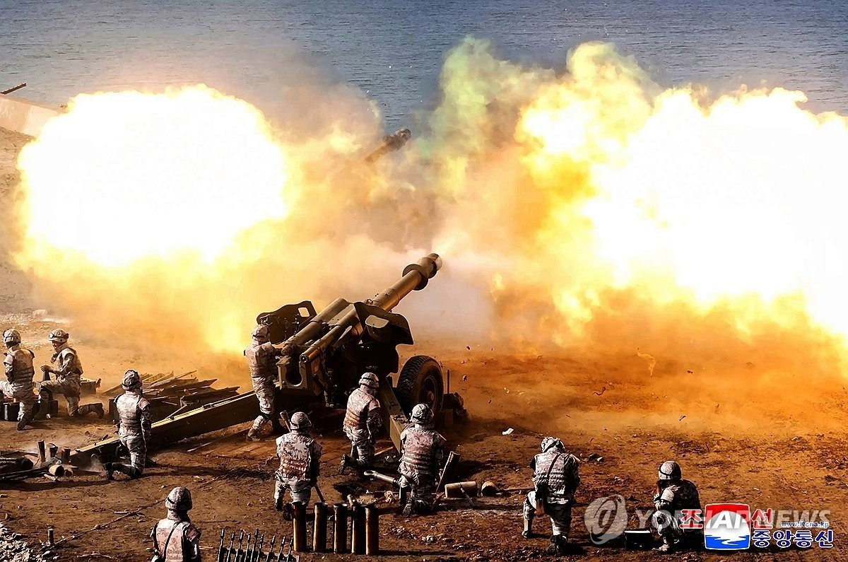Trong chuyến thăm Bộ Quốc phòng hồi tháng 2, ông Kim Jong Un đã chỉ định năm 2025 là năm huấn luyện quân sự, và kể từ đó đã giám sát nhiều hoạt động quân sự khác nhau nhằm thúc đẩy việc huấn luyện chuyên sâu, nâng cao năng lực tác chiến hiện đại. (Ảnh: Yonhap) pyh2025072400770031500-p4.jpg