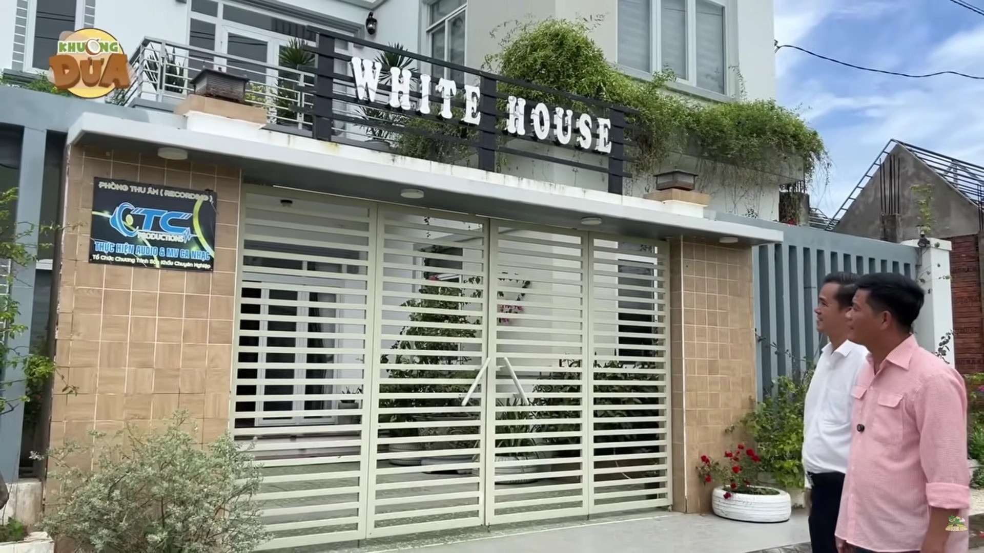 Biệt thự hàng nghìn m2 giữa TP đảo của 'ông hoàng nhạc sến miền Tây': Có quầy bar thu nhỏ chứa vô vàn rượu quý, cà phê sân vườn rộng rãi- Ảnh 1. Biệt thự hàng nghìn m2 giữa TP đảo của 'ông hoàng nhạc sến miền Tây': Có quầy bar thu nhỏ chứa vô vàn rượu quý, cà phê sân vườn rộng rãi- Ảnh 1.