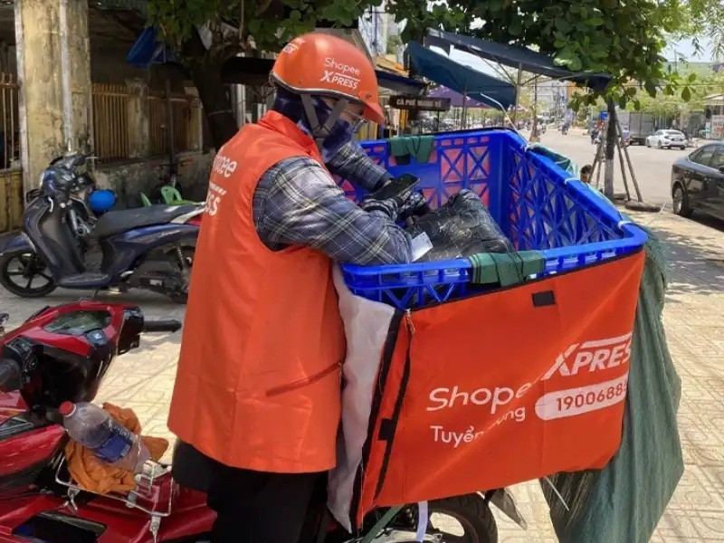 Shipper giao 300 đơn/ngày, người Việt chi hơn 200.000 tỷ đồng mua hàng online