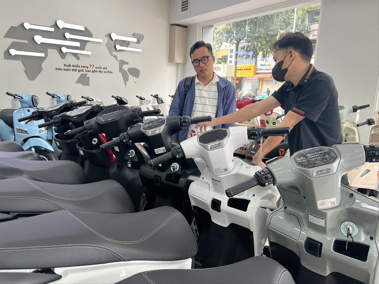 Khách hàng tham khảo các mẫu xe điện tại TPHCM. ảnh: U.P z6829879168646-b8f96be715dfc0368114a0098a6ccade.jpg