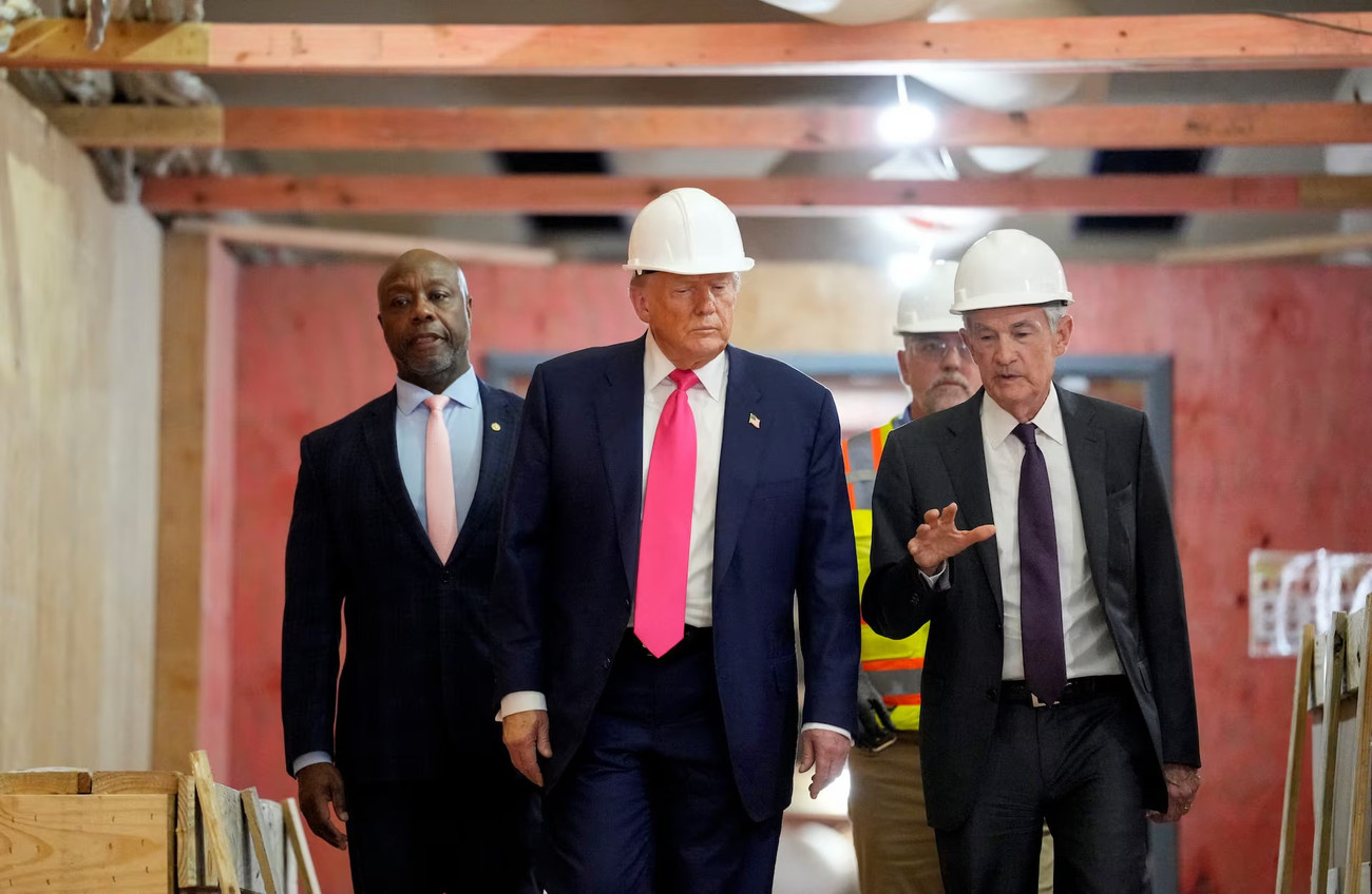 Tổng thống Donald Trump, Chủ tịch Cục Dự trữ Liên bang Jerome Powell và Thượng nghị sĩ Hoa Kỳ Tim Scott (Đảng Cộng hòa-SC) tham quan tòa nhà Hội đồng Dự trữ Liên bang, hiện đang được cải tạo, tại Washington, D.C., ngày 24/7. tempimage8dcdec.jpg