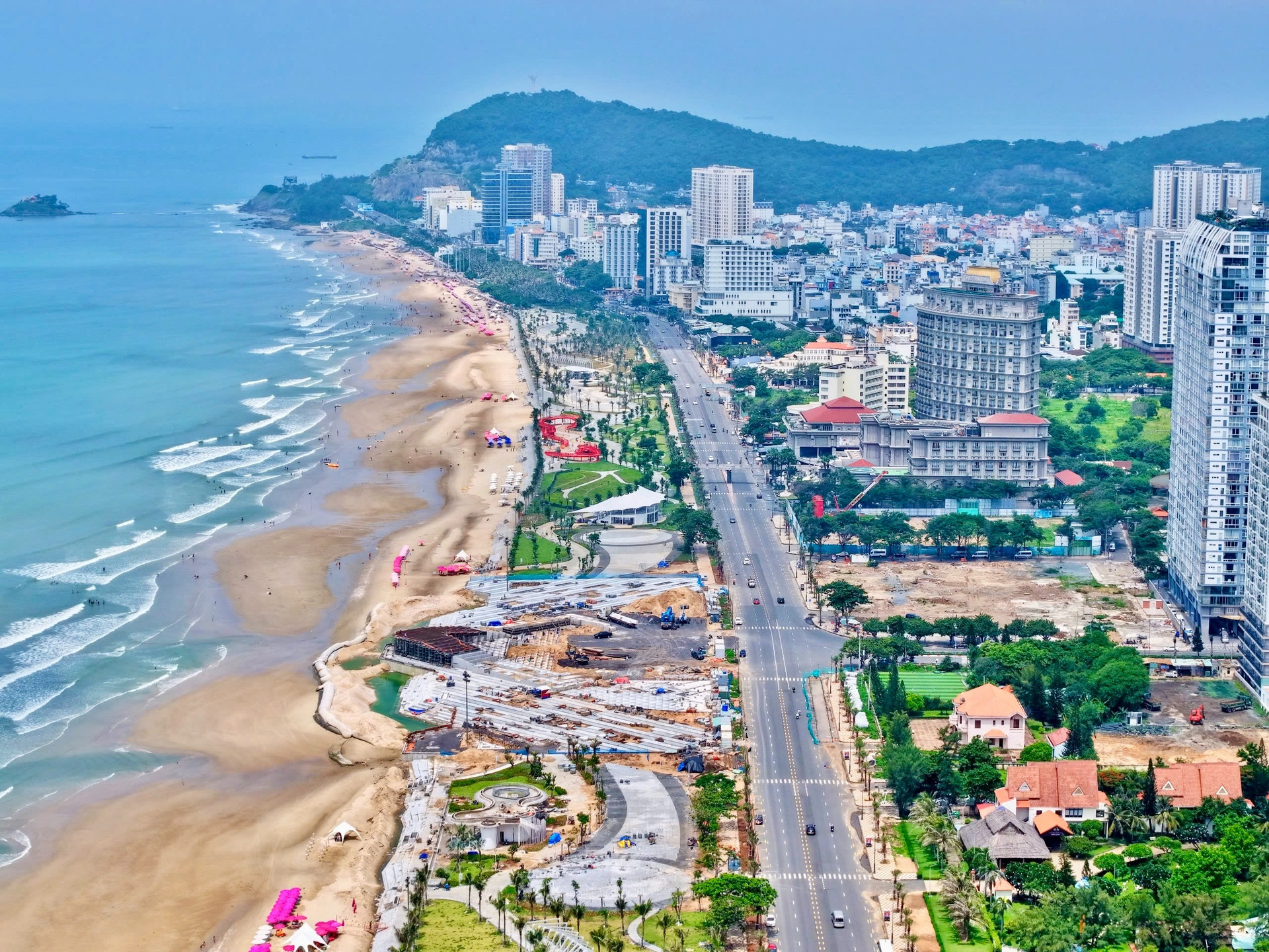 Chỉ 1 tháng nữa, bãi biển sôi động nhất Việt Nam sẽ có diện mạo mới- Ảnh 1. Chỉ 1 tháng nữa, bãi biển sôi động nhất Việt Nam sẽ có diện mạo mới- Ảnh 1.