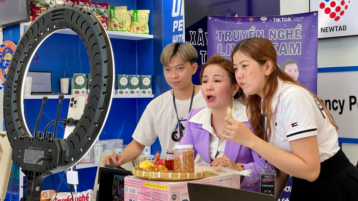 Dân mạng tìm mua gì nhiều nhất trên sàn Shopee, TikTok?
