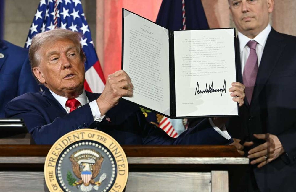 Bỏ kiểm duyệt, dồn tổng lực, siết Trung Quốc: Ông Trump ký loạt sắc lệnh quyết đưa Mỹ dẫn đầu thế giới về AI - ảnh 1