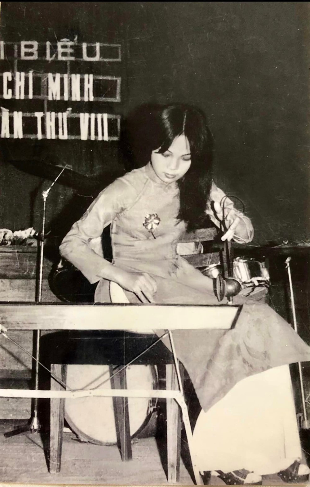 Nữ ca sĩ nổi tiếng nhờ ca khúc 'Thời hoa đỏ', ngày trẻ đi diễn khắp mặt trận biên giới phía Bắc, đại diện Việt Nam thi hát ở Triều Tiên, U70 sống hạnh phúc bên chồng NSƯT - ảnh 2