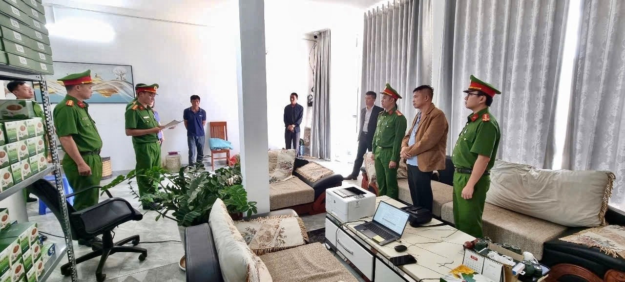 Cơ quan công an đọc lệnh khởi tố vụ án, khởi tố bị can và bắt tạm giam Nguyễn Khắc H. img-6597.jpg