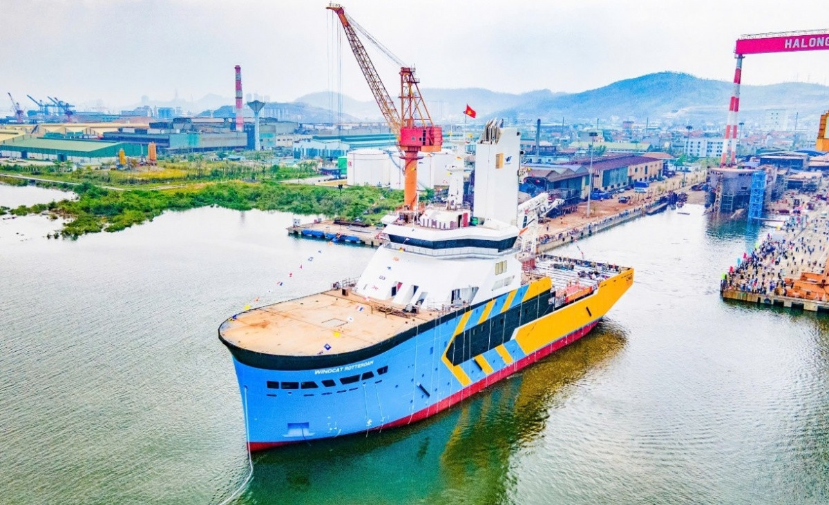 Doanh nghiệp Việt Nam vừa bàn giao siêu tàu dài 88m, có tính năng phục vụ dàn điện gió lớn nhất thế giới