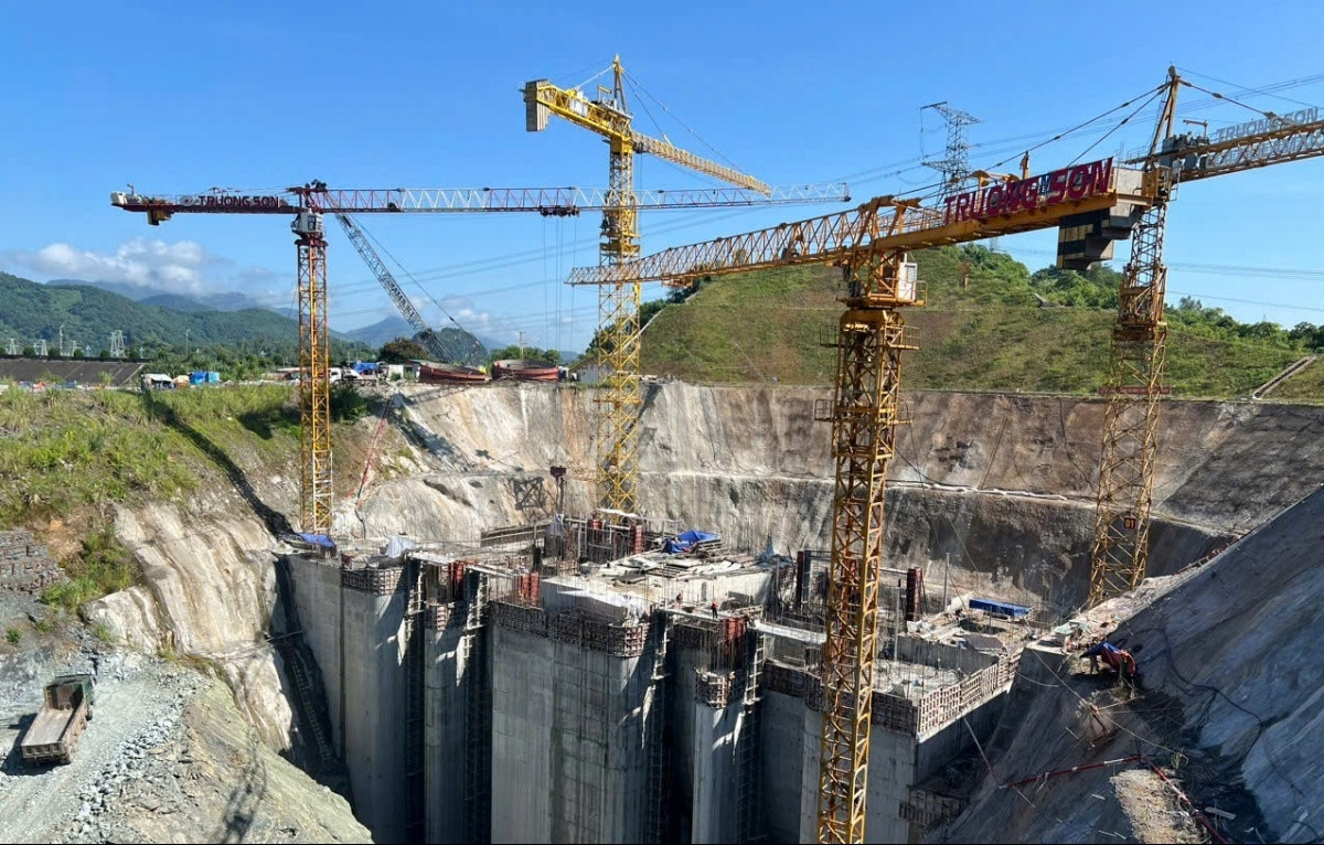 Hàng trăm công nhân Trường Sơn, Lilama 10, C47 dồn lực đưa đại dự án 9.200 tỷ của EVN về đích