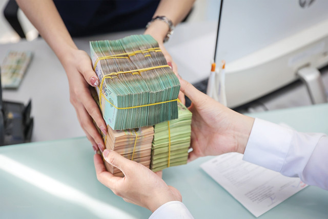 Các ngân hàng sẽ phải cạnh tranh khi bỏ phân bổ tăng trưởng tín dụng. tien.JPG