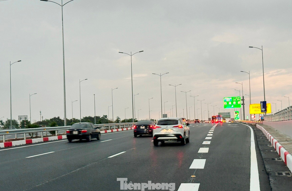 Cục CSGT cho biết, trong giai đoạn đầu, để lái xe làm quen dần với việc đi qua hầm, tốc độ xe khi tiếp cận hầm đang để biển 60 - 80km/h. Ở hai đầu đường dẫn xuống hầm đều có biển báo chỉ dẫn, lái xe cần chú ý để không vi phạm tốc độ. tp-6-2459.jpg
