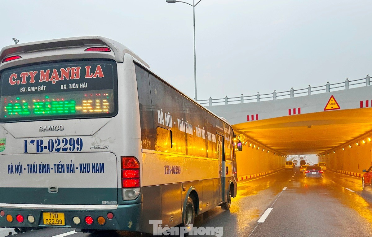 Trong ngày 26/7, toàn bộ xe đi trên cao tốc Cầu Giẽ - Ninh Bình chiều Hà Nội - Ninh Bình và ngược lại được Cục Cảnh sát giao thông (CSGT) và đơn vị quản lý tuyến đường là Tổng Công ty Đầu tư phát triển đường cao tốc Việt Nam (VEC) điều tiết, phân luồng cho lưu thông qua đường hầm thông suốt, không phải đi đường tránh, đường vòng và ùn ứ như những ngày trước đó. tp-5-4003.jpg