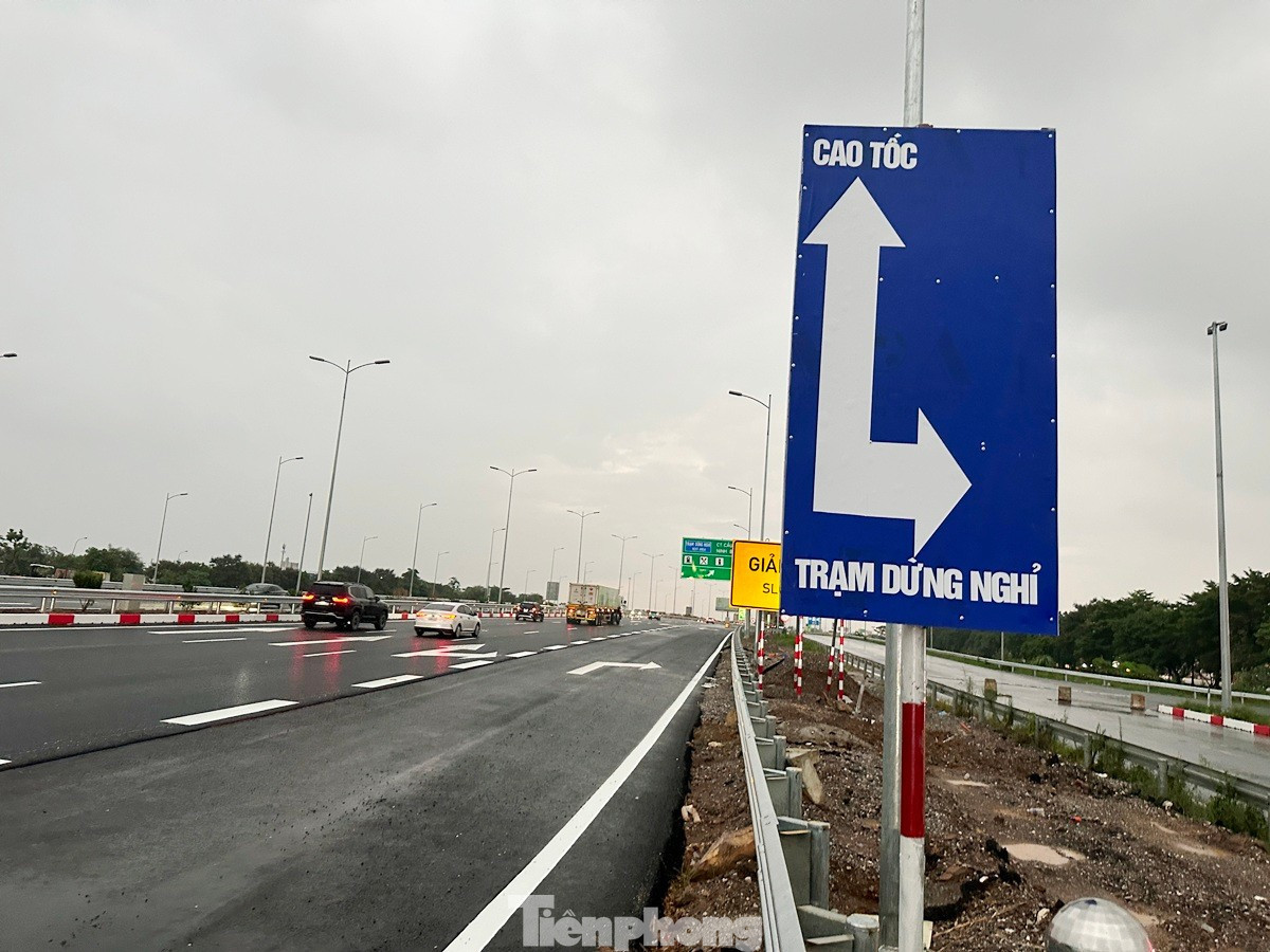 Ngày 26/7, thông tin về thực trạng thi công tại nút giao Phú Thứ, đại diện chủ đầu tư dự án cho biết, hiện dự án thi công xong giai đoạn 1 là đưa vào thông xe hầm trên cao tốc; giai đoạn 2 dự án sẽ hoàn thiện hệ thống đường kết nối với địa phương, đường song hành đường vành đai 5 và trạm thu phí tại nút giao. tp-7.jpg