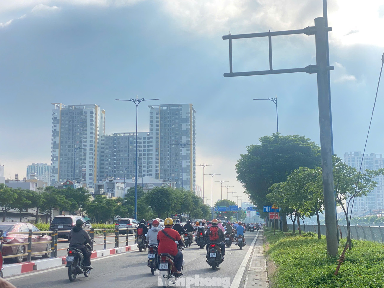 Một số biển báo chỉ dẫn địa giới hành chính cũ trên đường Võ Văn Kiệt (TPHCM) đã được tạm tháo xuống, chờ cập nhật thông tin mới. Ảnh: Hữu Huy tp-bien-bao-10.jpg