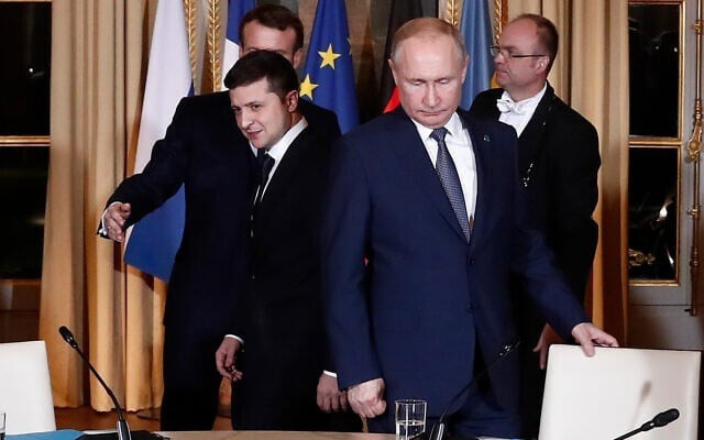 Tổng thống Nga Vladimir Putin và Tổng thống Ukraine Volodymyr Zelensky. (Ảnh: AP) untitled-31-640x400.jpg