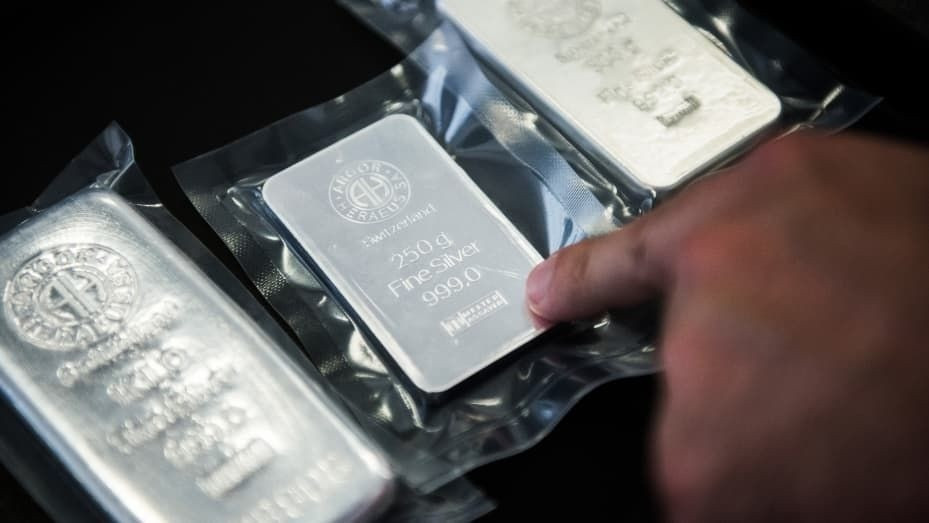 Sau 7 năm liên tiếp thâm hụt nguồn cung, kim loại này đang có mức tăng giá gấp đôi vàng