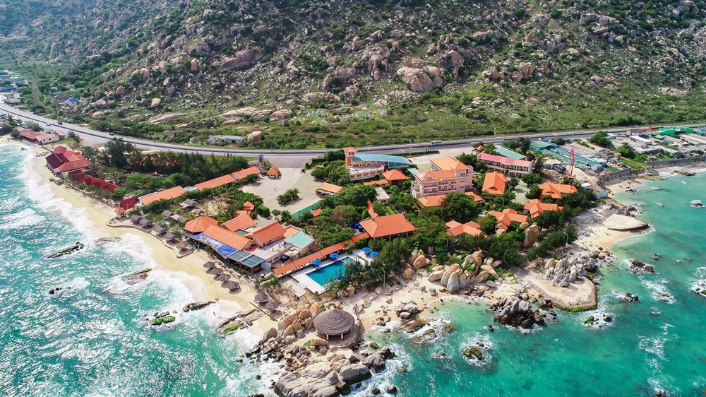 Bãi biển đẹp tựa ‘viên ngọc ẩn’ tọa lạc tại vùng ít bão nhất Việt Nam - ảnh 1