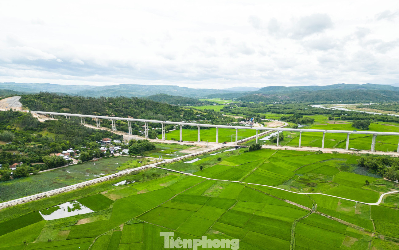 Cầu có 26 trụ cao trên 30 m, trong đó cao nhất là trụ T6 với chiều là 47,16 m. tp-kl5.jpg
