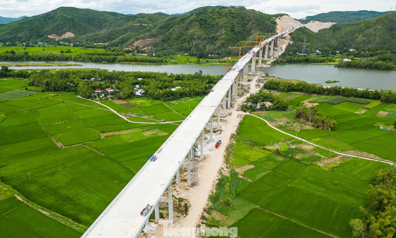 Cầu Kỳ Lộ, thuộc dự án thành phần đoạn Quy Nhơn (Gia Lai) - Chí Thạnh (Đắk Lắk), tổng mức đầu tư hơn 1.800 tỷ đồng, là cây cầu có quy mô lớn nhất, dài nhất trên tuyến cao tốc Bắc - Nam phía đông. tp-kl2.jpg