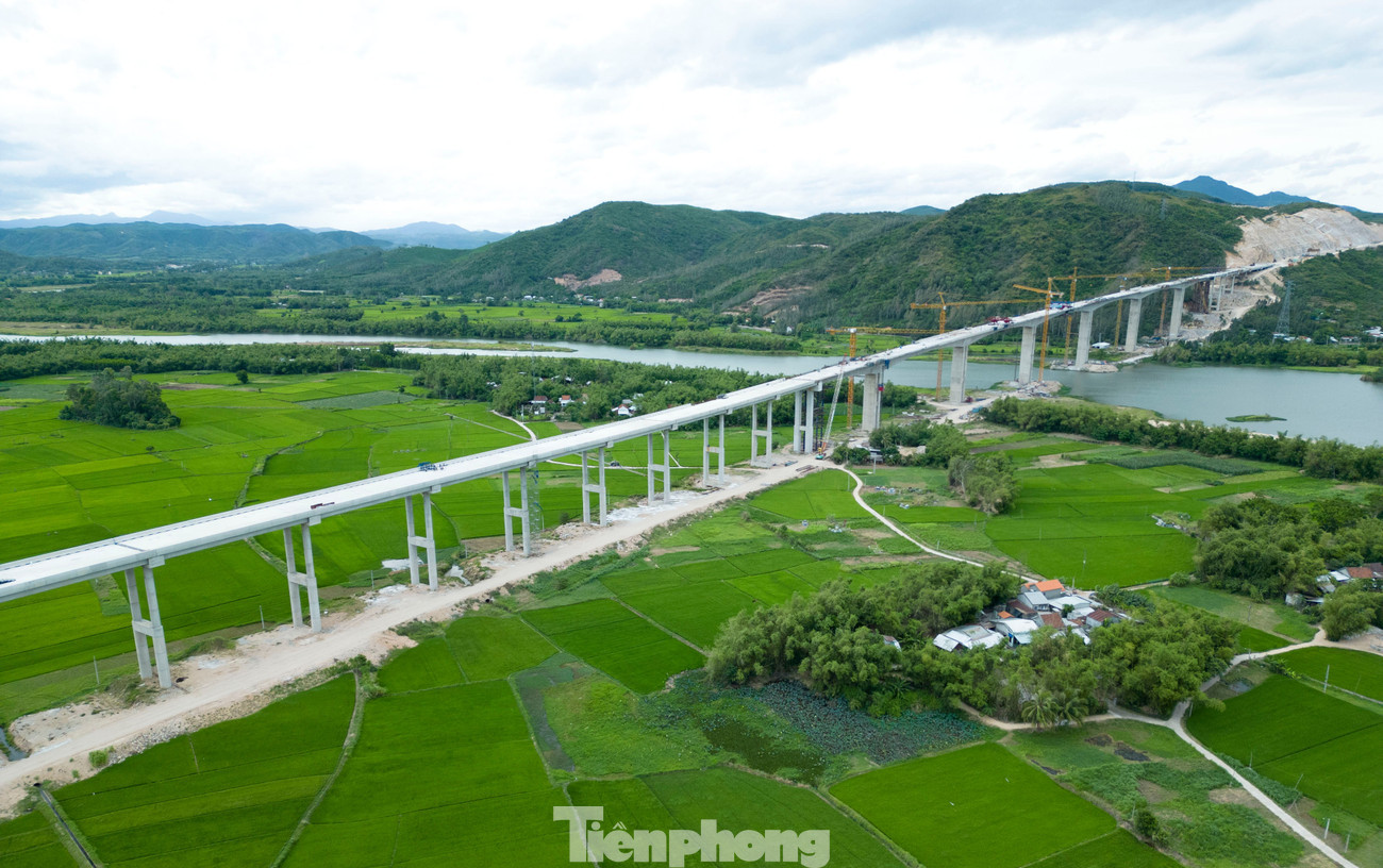 Cầu Kỳ Lộ là công trình cầu có yêu cầu kỹ thuật phức tạp nhất trong các dự án thành phần cao tốc Bắc - Nam phía đông. Bằng sự nỗ lực quyết tâm, các đơn vị tổ chức thi công hiệu quả và hoàn thành mục tiêu hợp long cầu Kỳ Lộ đạt và vượt tiến độ đề ra. Cây cầu được Ban Quản lý dự án 85 (Bộ Xây dựng) tổ chức lễ hợp long hôm 18/7. tp-kl1.jpg