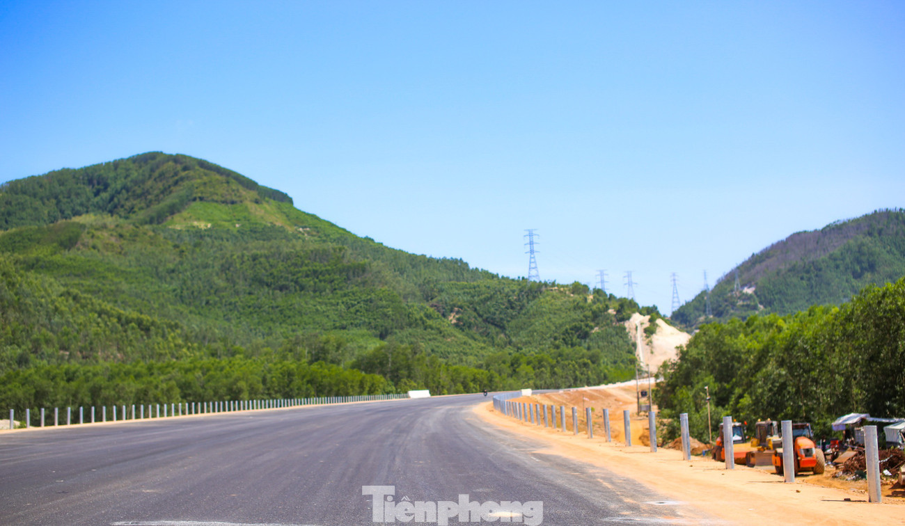 Theo đại diện Ban Quản lý dự án 85 (phụ trách cao tốc Quy Nhơn - Chí Thạnh), đối với 19,6 km đoạn qua tỉnh Gia Lai, đơn vị đang chỉ đạo khẩn trương thi công, phấn đấu hoàn thành trước ngày 19/8 , đoạn còn lại trước ngày 30/9. tp-ct8.jpg